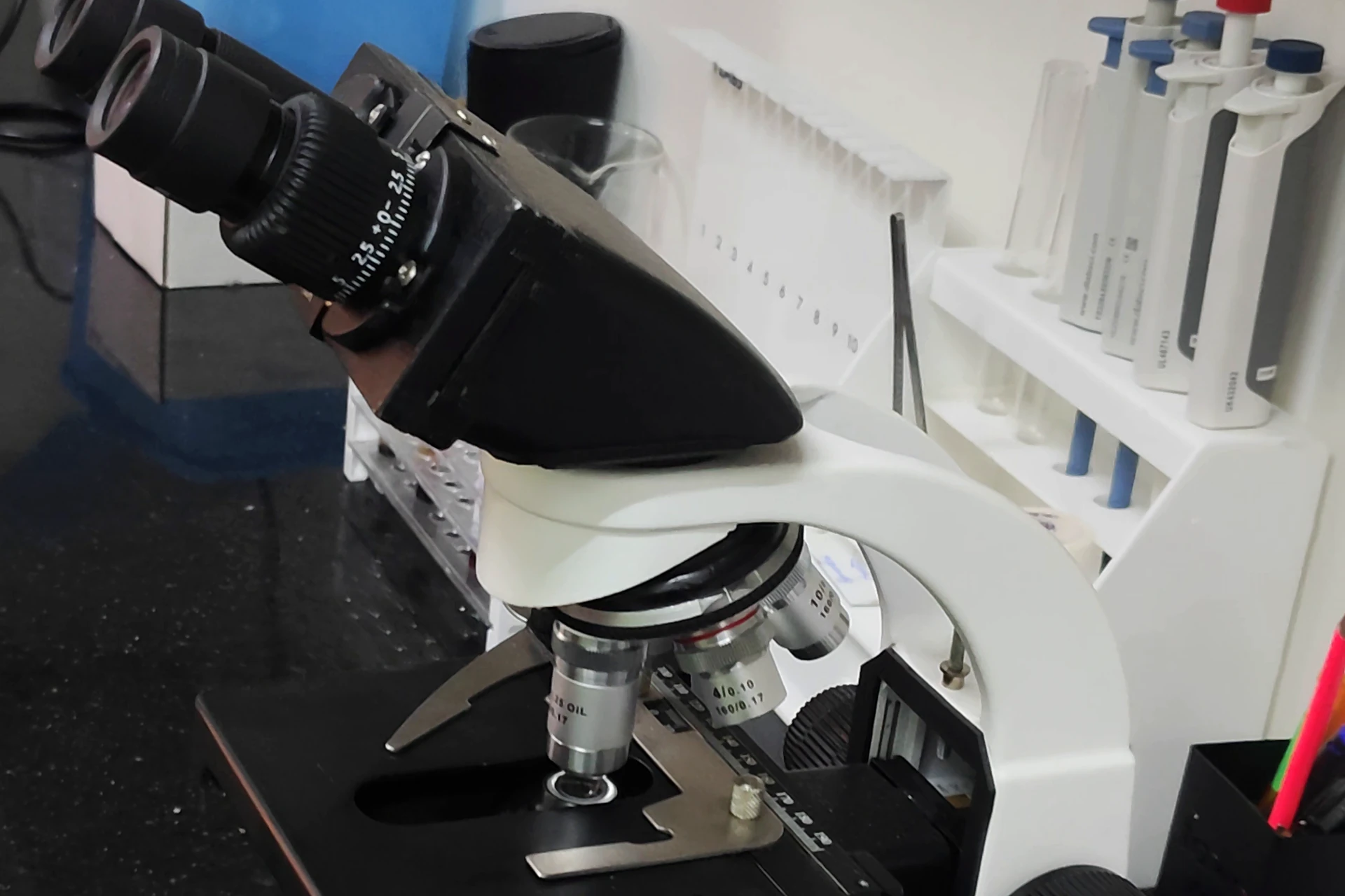 Microscope and equipment in the DoctorVerse laboratory
