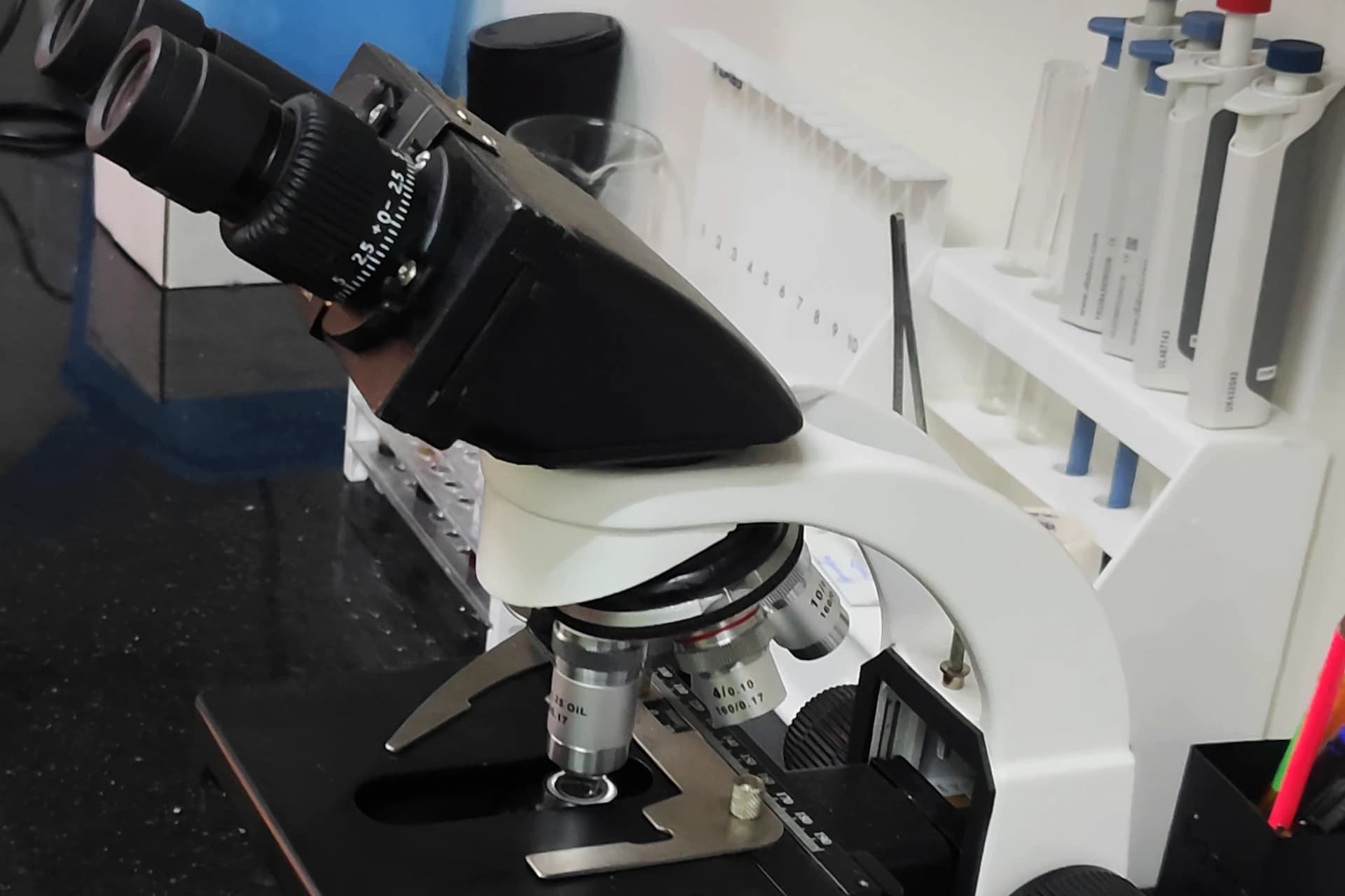 Microscope and equipment in the DoctorVerse laboratory
